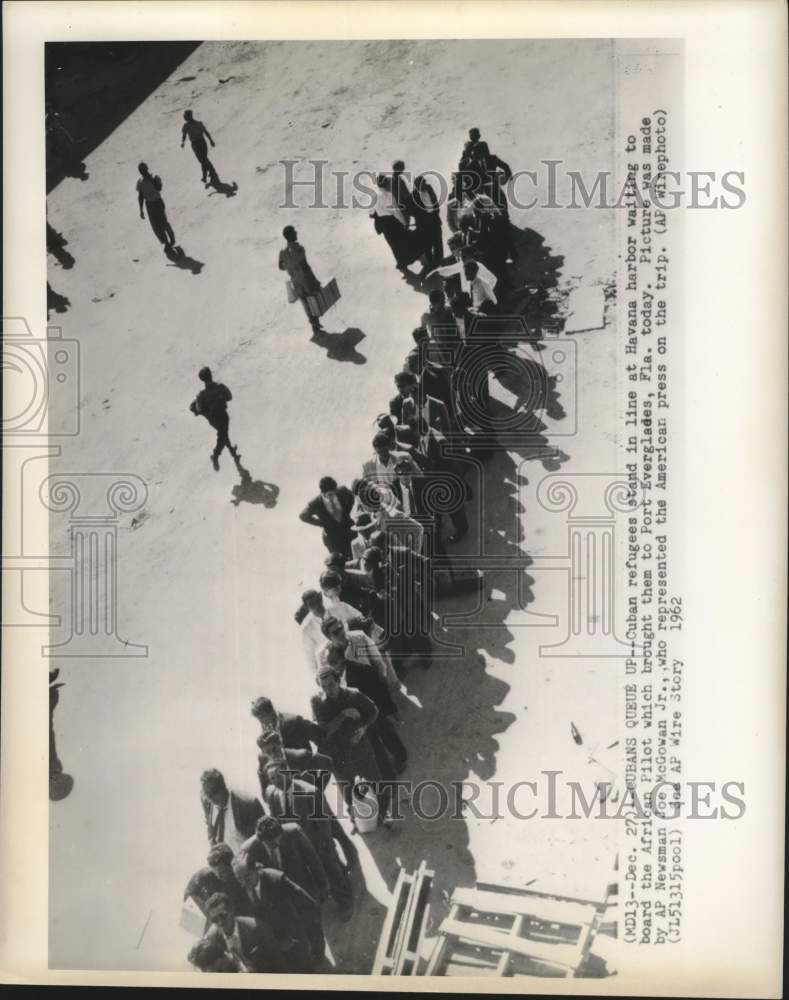 1962 Press Photo Cuban Refugees Line Up to Board African Pilot to Florida