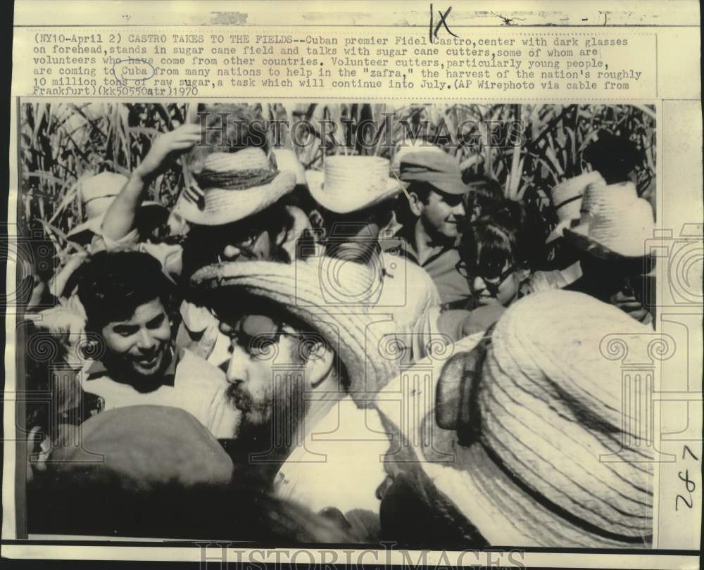 1970 Press Photo Cuban Premier Fidel Castro in sugar cane field with cutters.