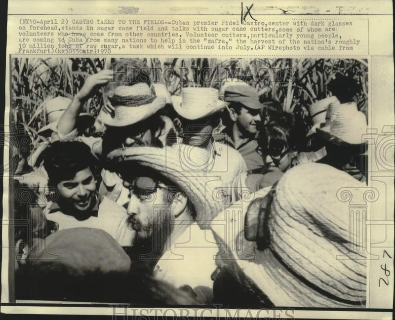 Load image into Gallery viewer, 1970 Press Photo Cuban Premier Fidel Castro in sugar cane field with cutters.
