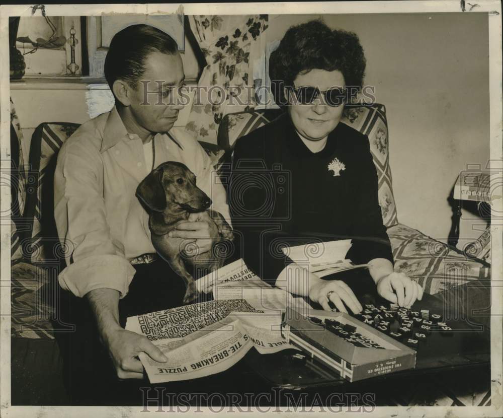 1951 Press Photo Second-place winner, Mrs. Winifred Moore &amp; her husband Alton.- Historic Images