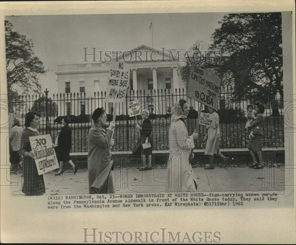 1962 Press Photo Women Demonstrate Against Missile Bases at White House