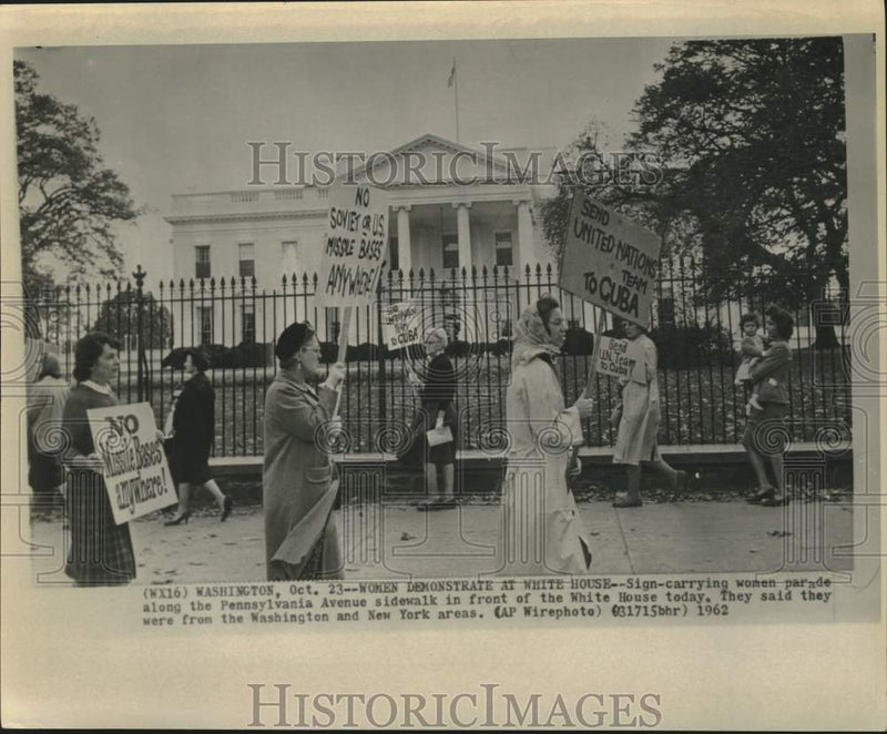Load image into Gallery viewer, 1962 Press Photo Women Demonstrate Against Missile Bases at White House
