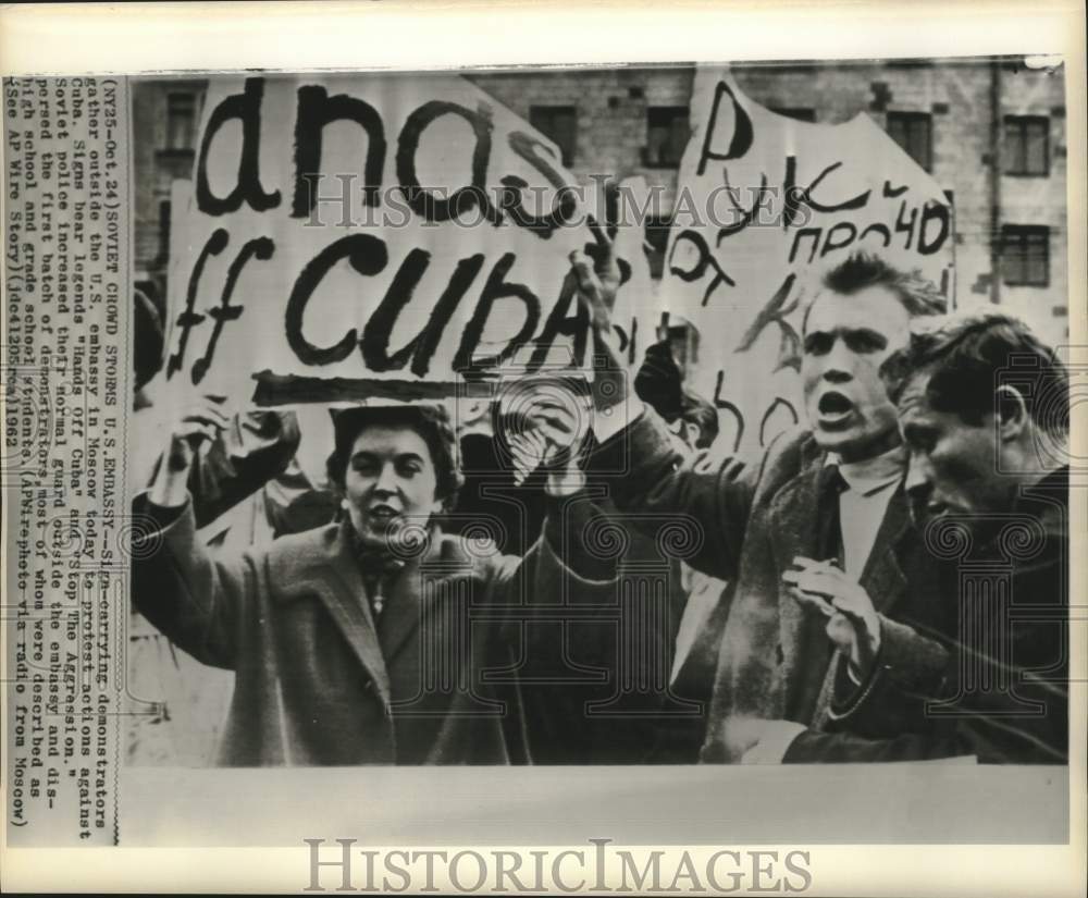 1962 Press Photo Protest at U.S. Embassy Against U.S. Cuban Blockade, Moscow