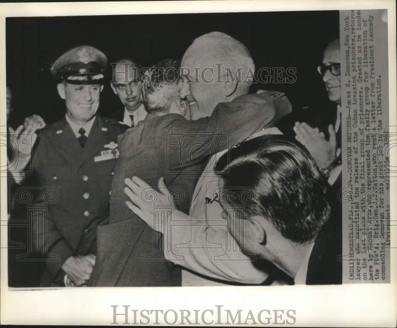 Load image into Gallery viewer, 1962 Press Photo New York lawyer James Donovan greeted by Manuel Arca in Florida
