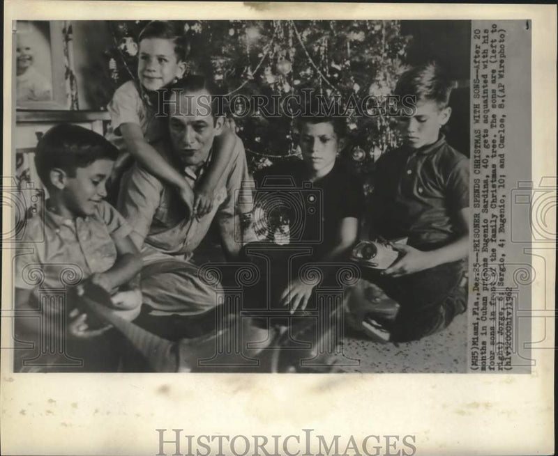 Load image into Gallery viewer, 1962 Press Photo Former Cuban prisoner Eugenio Sardina &amp; his sons at Christmas
