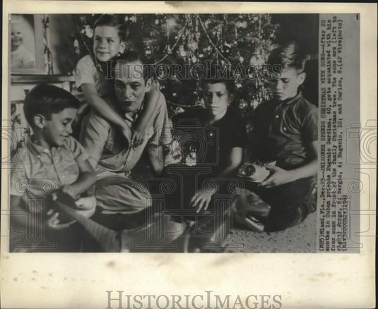 1962 Press Photo Former Cuban prisoner Eugenio Sardina & his sons at Christmas