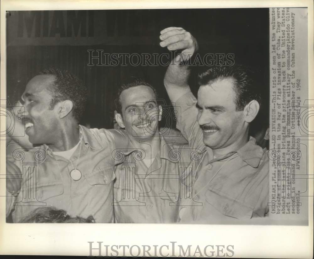 1962 Press Photo Brigade volunteers bring in the last plane of Cuban prisoners