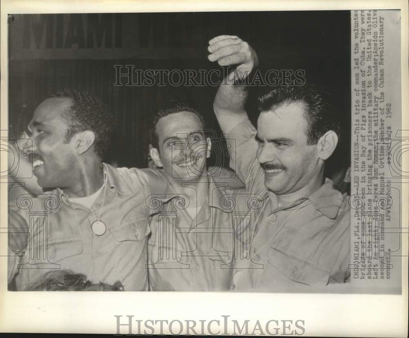 Load image into Gallery viewer, 1962 Press Photo Brigade volunteers bring in the last plane of Cuban prisoners
