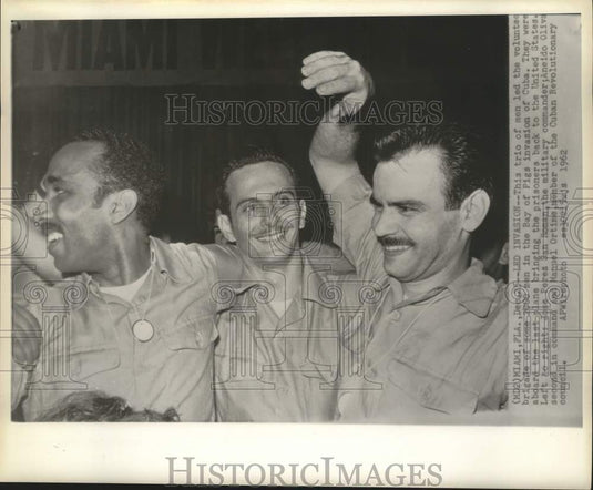1962 Press Photo Brigade volunteers bring in the last plane of Cuban prisoners