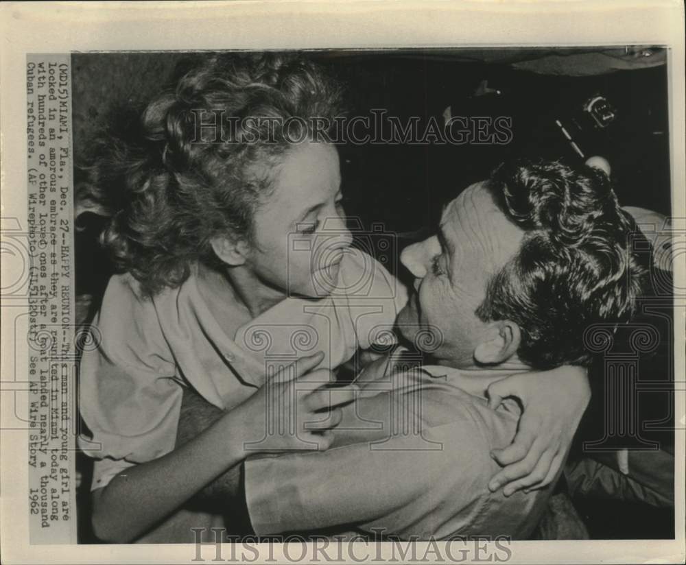 1962 Press Photo Cuban refugees reunite after arriving in Miami, Florida