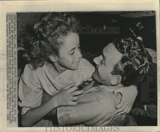 1962 Press Photo Cuban refugees reunite after arriving in Miami, Florida