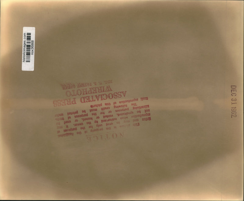 Load image into Gallery viewer, 1962 Press Photo Cuban refugees reunite after arriving in Miami, Florida
