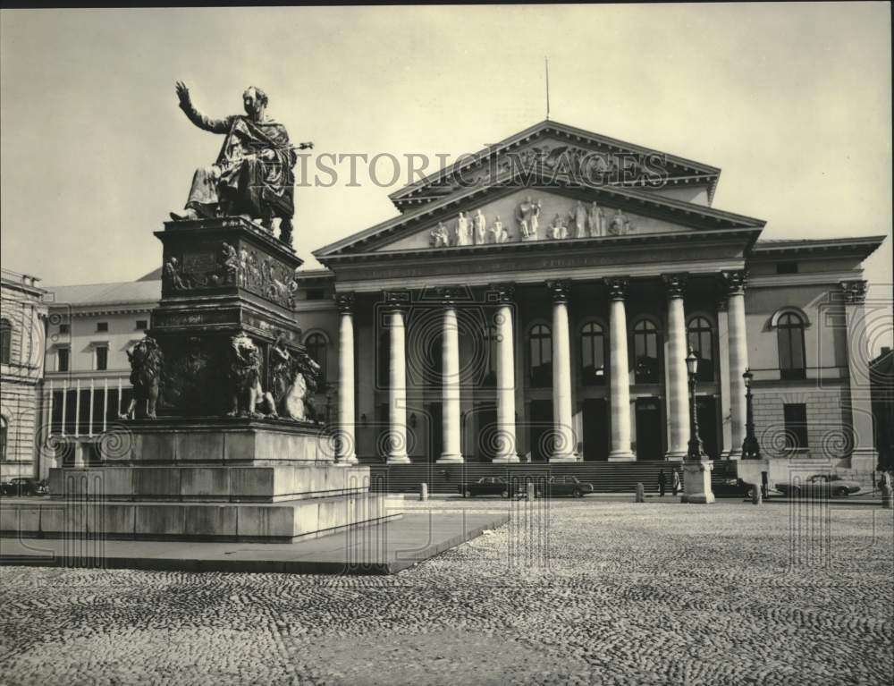 1986 Press Photo In front of Munich Nationaltheater stands, Max Joseph statue.