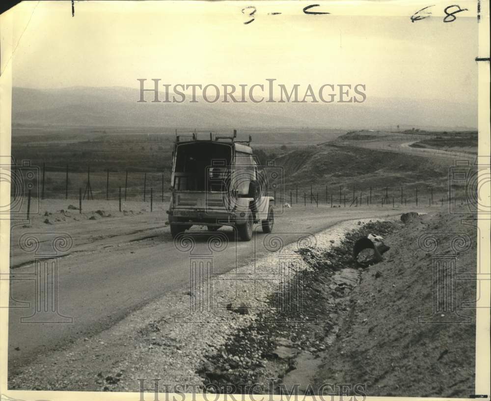 1970 Press Photo Israeli soldiers patrol a roadway next a mine field in Israel