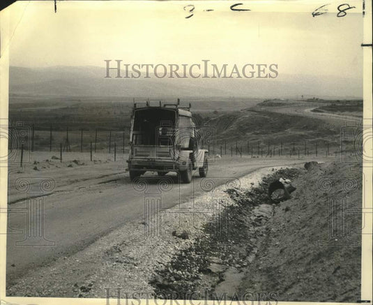 1970 Press Photo Israeli soldiers patrol a roadway next a mine field in Israel