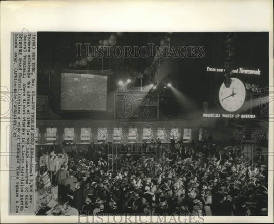 1963 Press Photo New Year's Eve Celebration in Grand Central Station Concourse