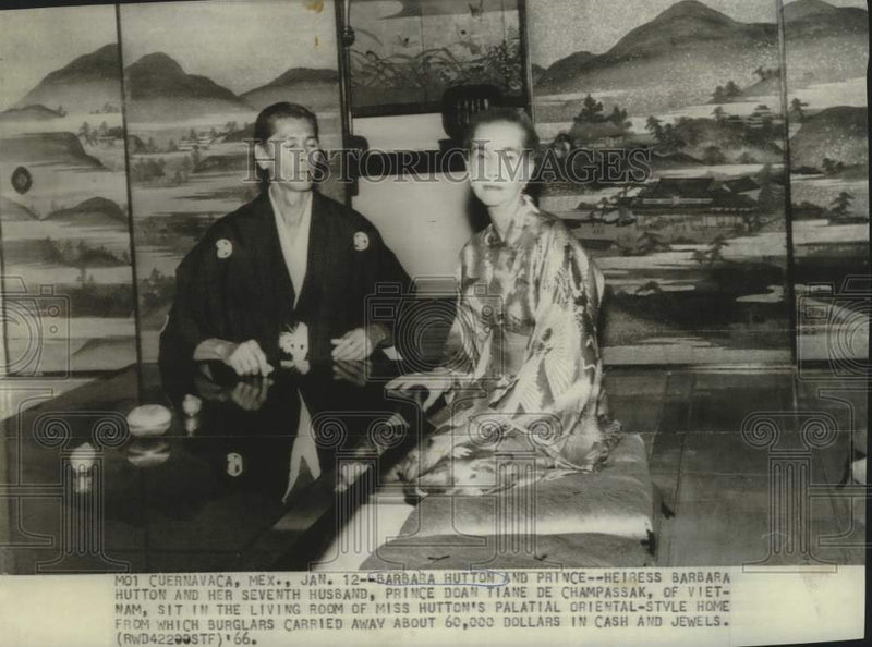 Load image into Gallery viewer, 1966 Press Photo Mexico-Heiress Barbara Hutton &amp; 7th Husband, Prince of Vietnam
