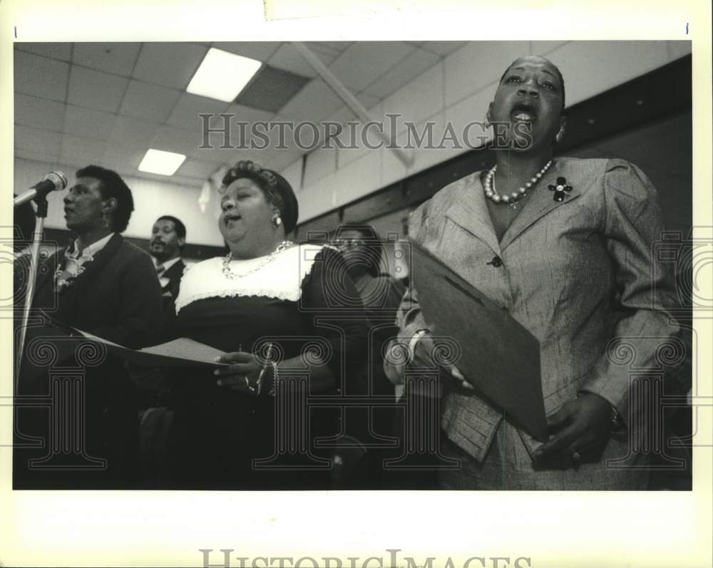 1991 Press Photo Lisa Lott joins in the choir made from all the black churches.- Historic Images