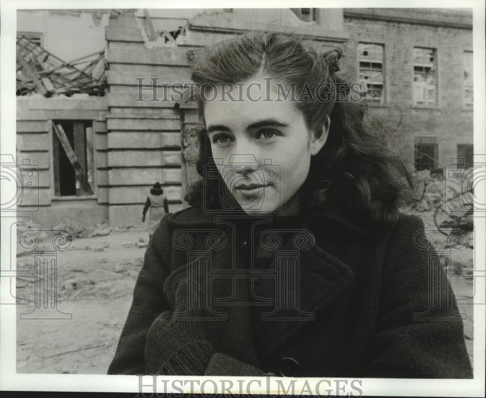 Press Photo Elizabeth Hurley and Stephen Dillon in "Christabel" on PBS.