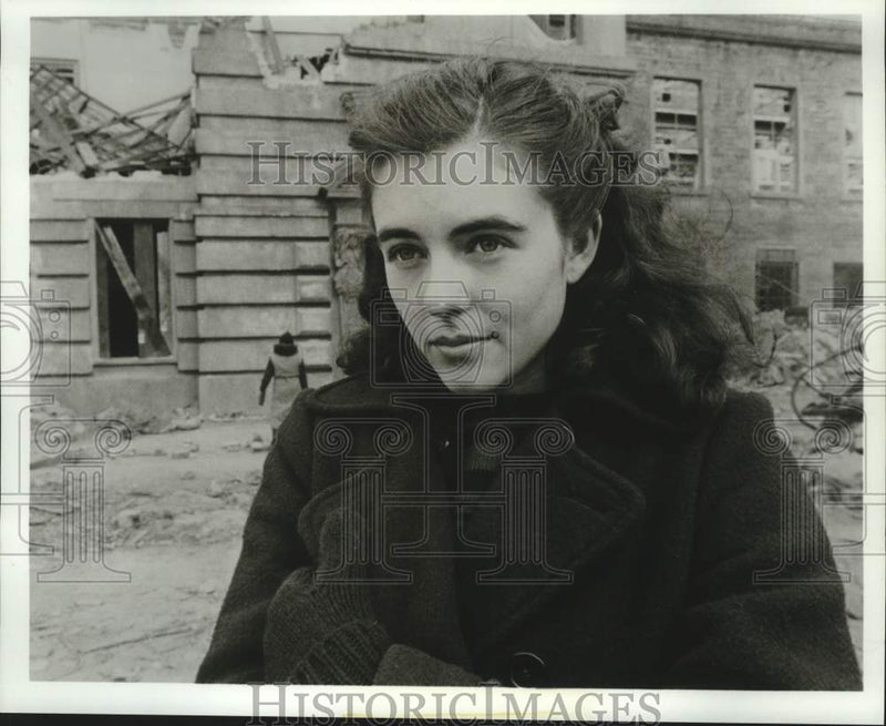 Load image into Gallery viewer, Press Photo Elizabeth Hurley and Stephen Dillon in "Christabel" on PBS.
