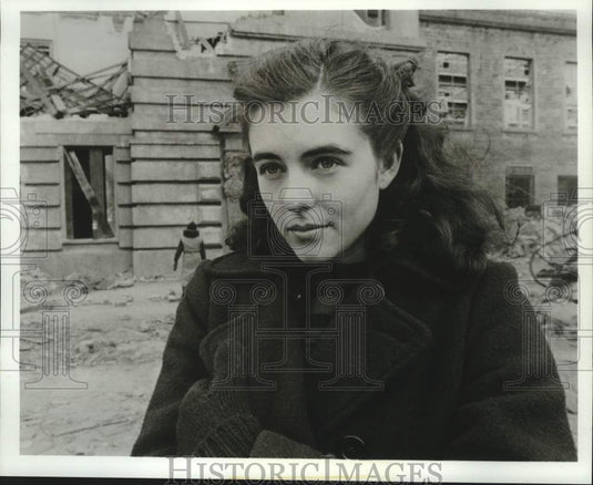 Press Photo Elizabeth Hurley and Stephen Dillon in "Christabel" on PBS.