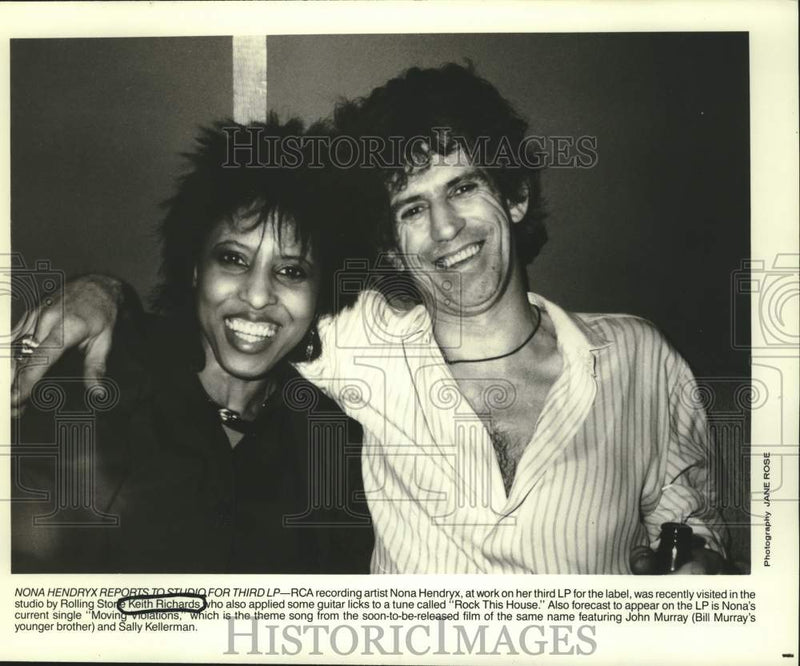 Load image into Gallery viewer, 1985 Press Photo Keith Richards visited Nona Hendryx in the RCA studio.
