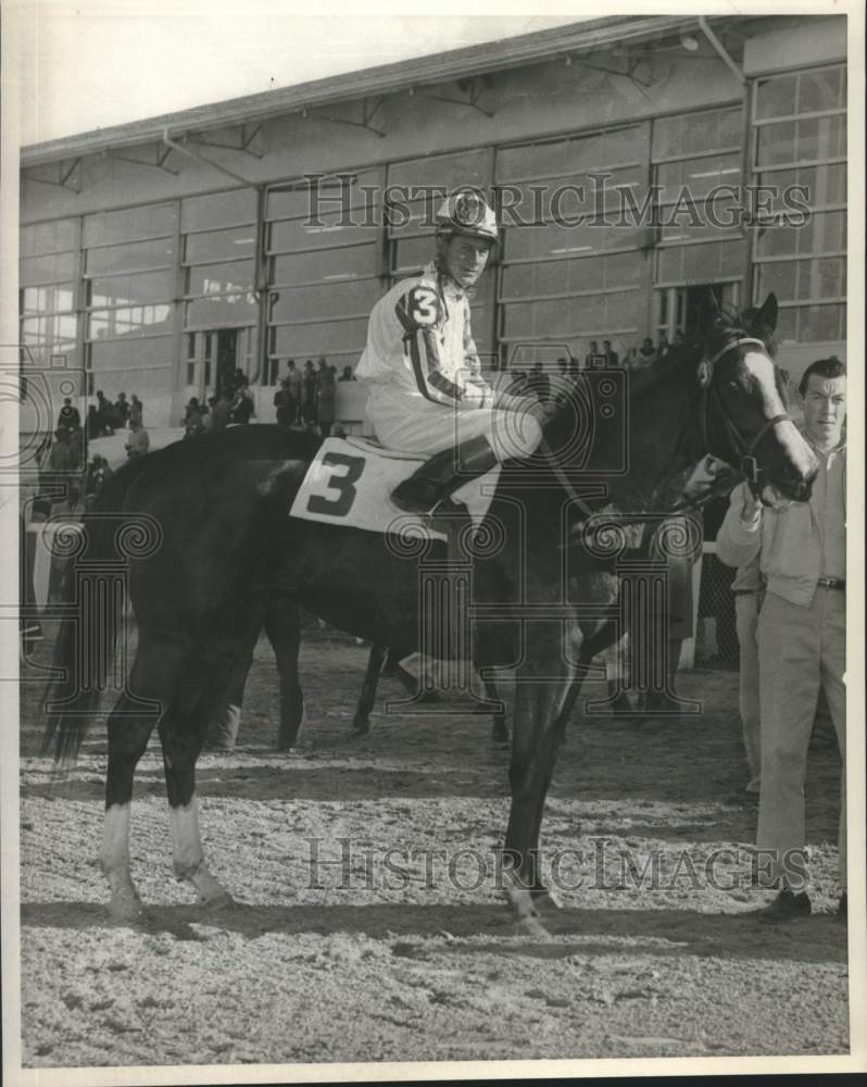 Press Photo L &amp; L Stable&#39;s Witchbird, J. Heckmann up. - nox37462- Historic Images