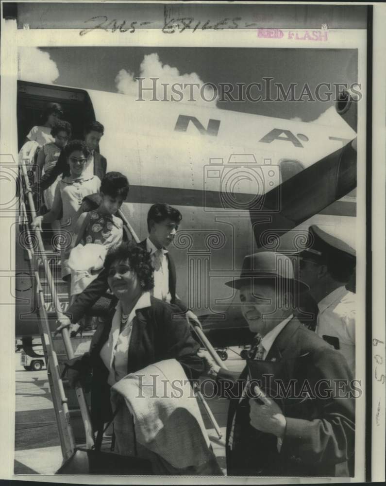 1967 Press Photo Beaming Cuban refugees debark from a plane at Miami&#39;s Airport.- Historic Images