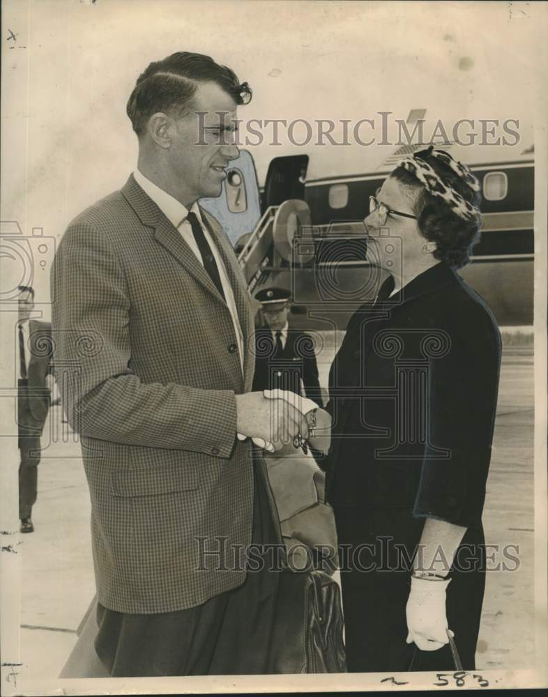 Load image into Gallery viewer, 1962 Press Photo Sir Edmund Hillary arrived in New Orleans for a lecture tour.
