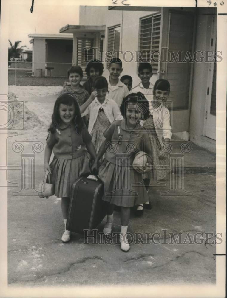 Load image into Gallery viewer, 1962 Press Photo Twin sister refugees lead the way to new home in Florida City.
