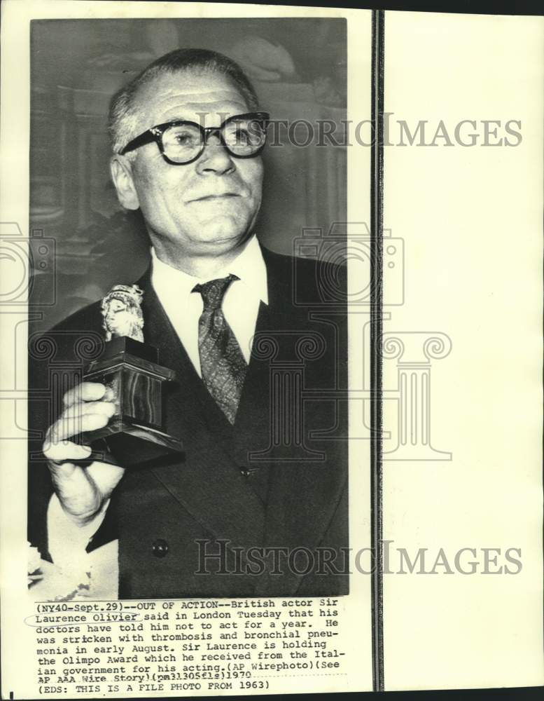 1963 Press Photo Sir Laurence Oliver holding the Olimpo Award in London Tuesday.- Historic Images