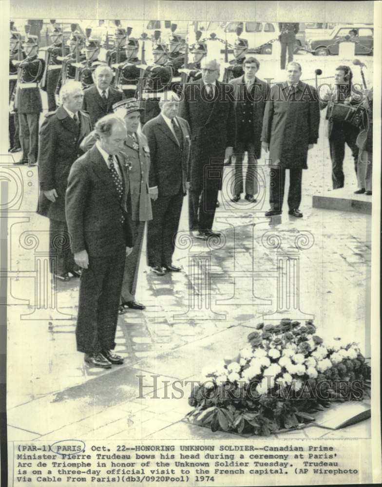Load image into Gallery viewer, 1974 Press Photo Canadian Prime Minister Honors Unknown Soldier in Paris
