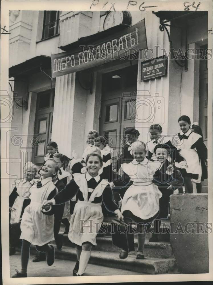 Load image into Gallery viewer, 1959 Press Photo Moscow students as they leave class after first day of school.
