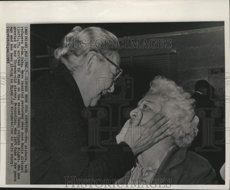 Load image into Gallery viewer, 1965 Press Photo Two Cuban sisters reunited when Anna Marie arrived in Miami.
