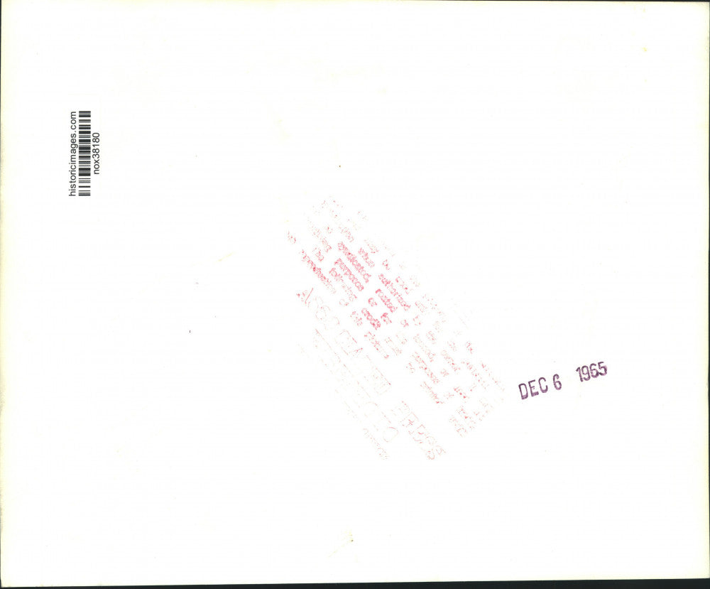 1965 Press Photo Two Cuban sisters reunited when Anna Marie arrived in Miami.