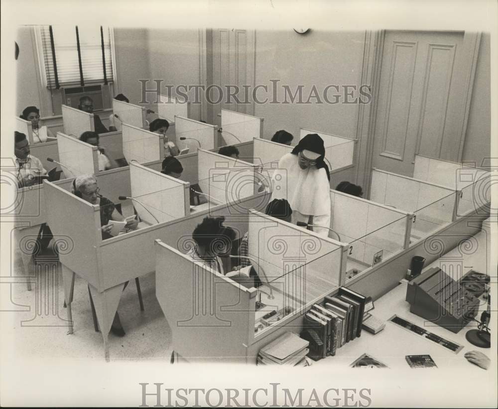 1962 Press Photo This is the language lab at Dominican where Sister Mary teaches- Historic Images