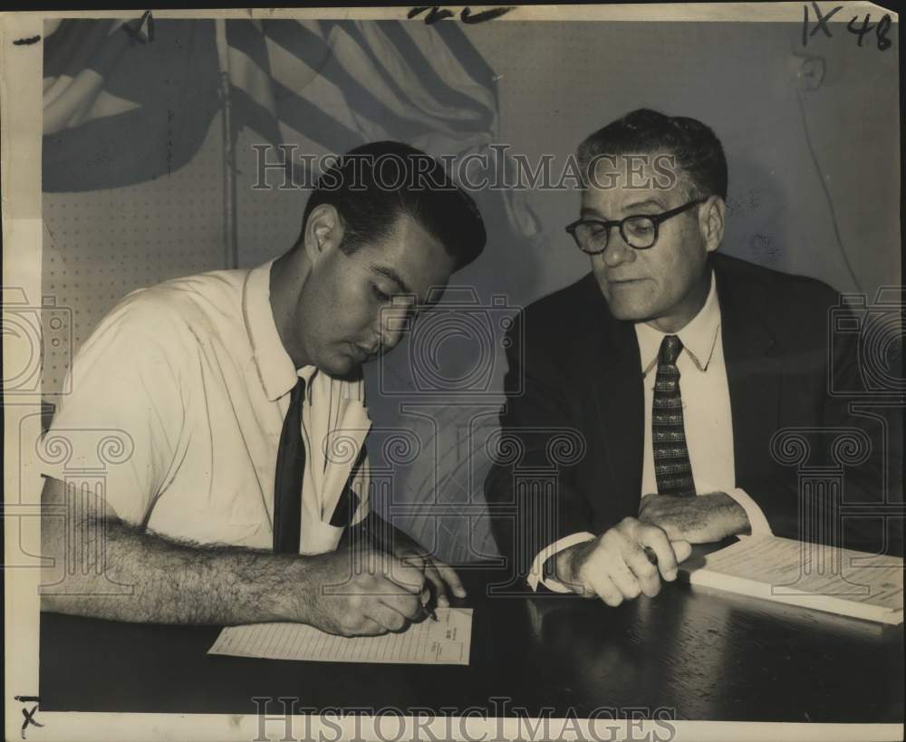 1962 Press Photo Cuban Refugee-Loyola Graduate Registers for Army, New Orleans- Historic Images