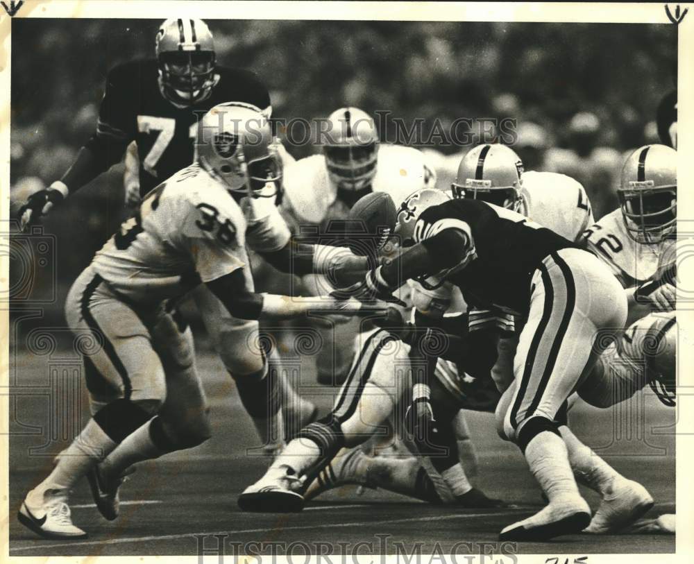 1979 Press Photo New Orleans Saints&#39; Footballer Chuck Muncie Fumbles - nox38322