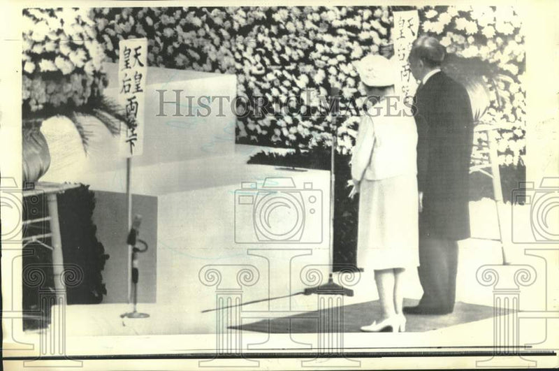 Load image into Gallery viewer, 1971 Press Photo Emperor and Empress attend memorial service at Budokan-Hall.
