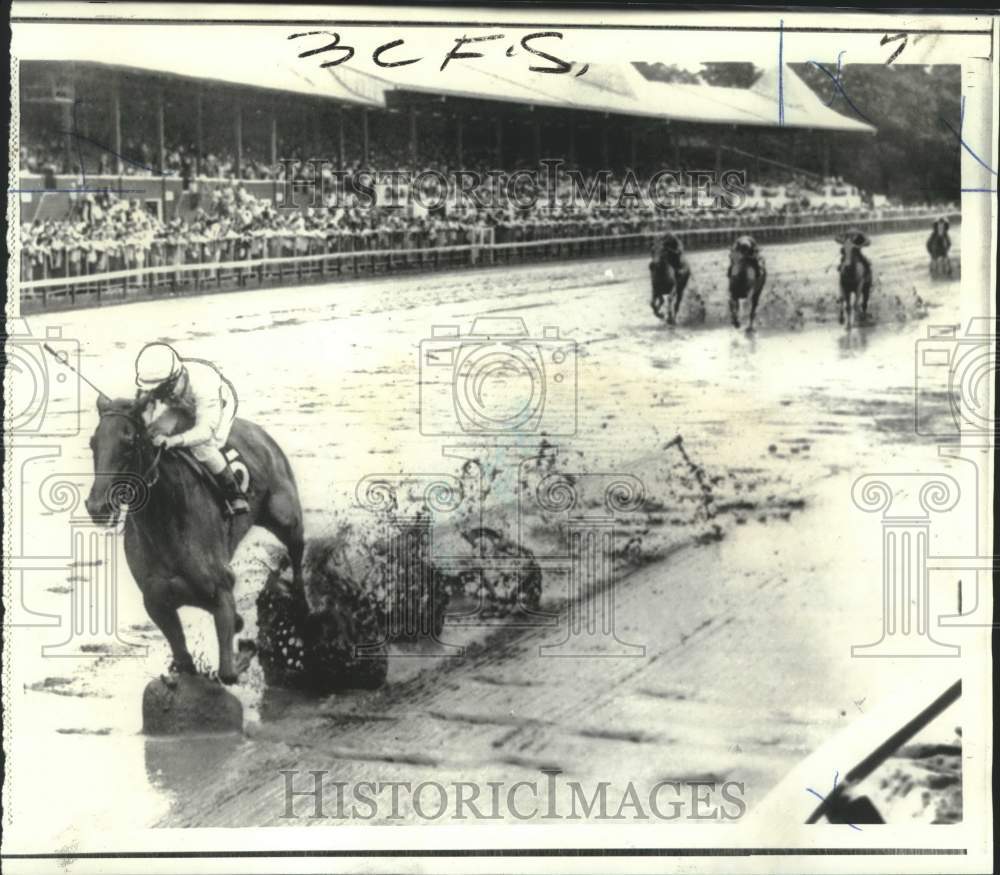 1973 Press Photo Beche De Mere in a deluge of rain at Saratoga&#39;s opening day.