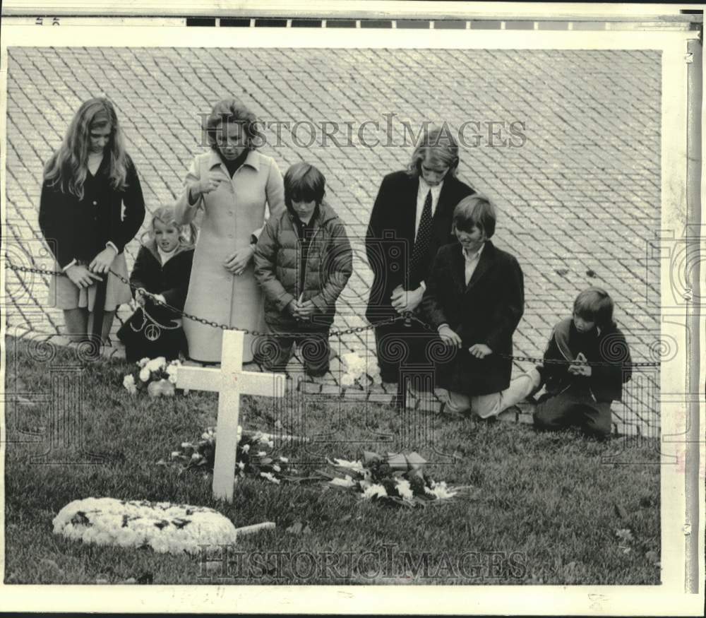 1973 Press Photo Robert F. Kennedy&#39;s family visit his grave, Arlington Cemetery