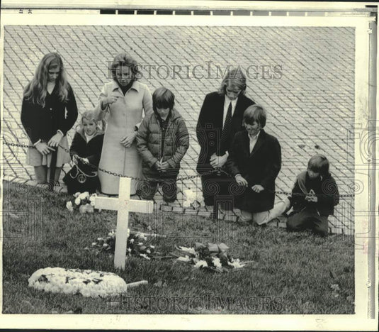 1973 Press Photo Robert F. Kennedy's family visit his grave, Arlington Cemetery