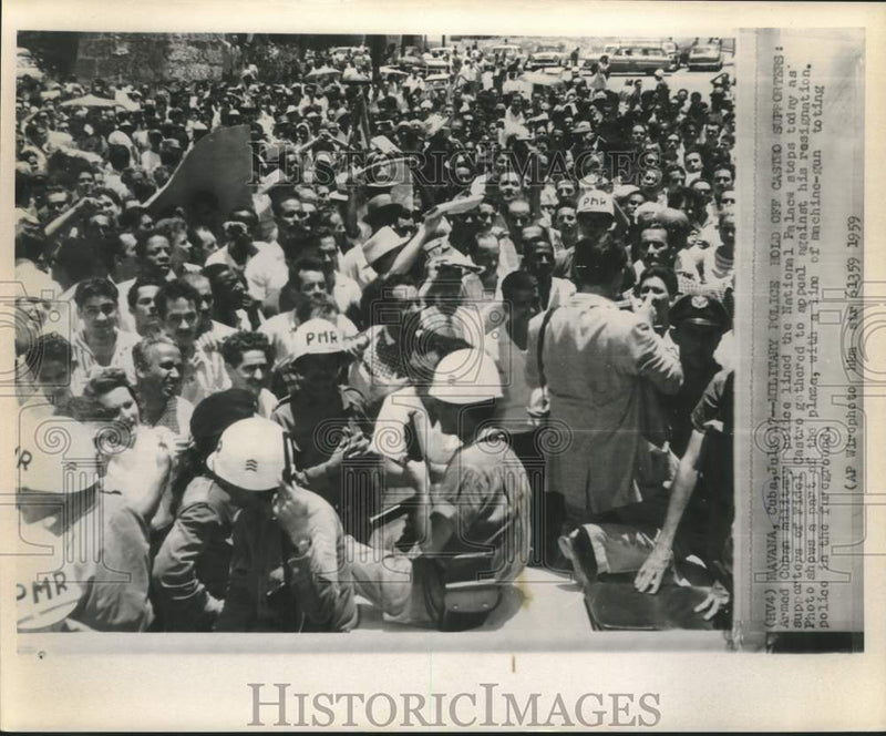 Load image into Gallery viewer, 1959 Press Photo Military Police Control Castro Supporters at Palace, Havana
