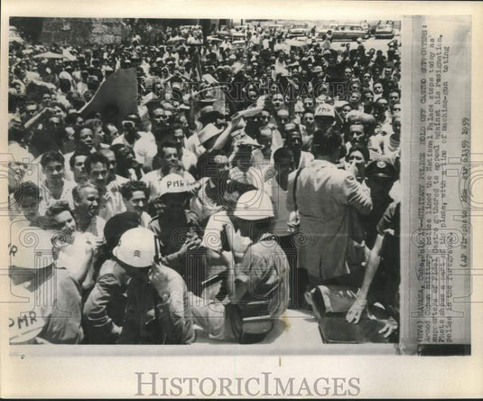 1959 Press Photo Military Police Control Castro Supporters at Palace, Havana