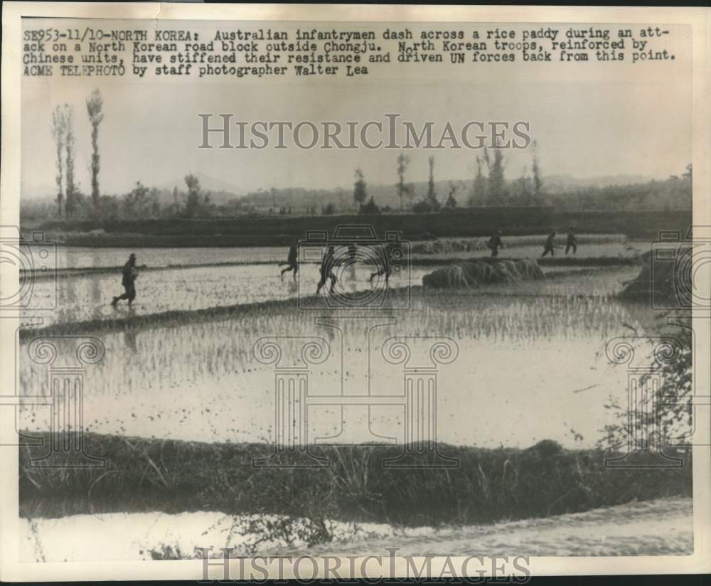 1950 Press Photo Soldiers in Rice Paddy during Attack on North Korean Road Block- Historic Images