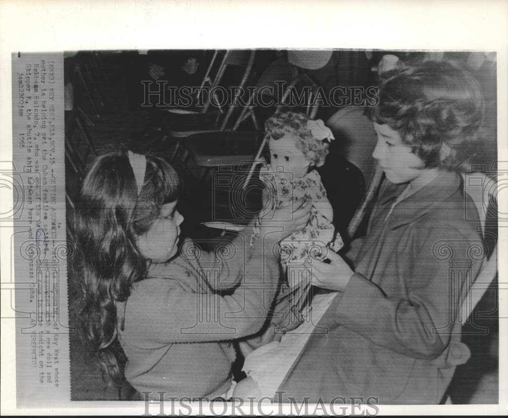 1965 Press Photo Patricia McDonald Meets Young Cuban Refugee &amp; Doll in Key West- Historic Images