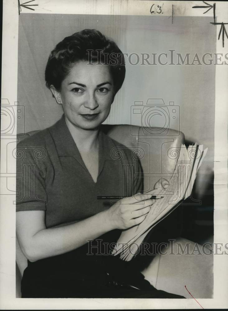 Load image into Gallery viewer, 1957 Press Photo Charlotte Painter, fiction editor, McMillan visits New Orleans.
