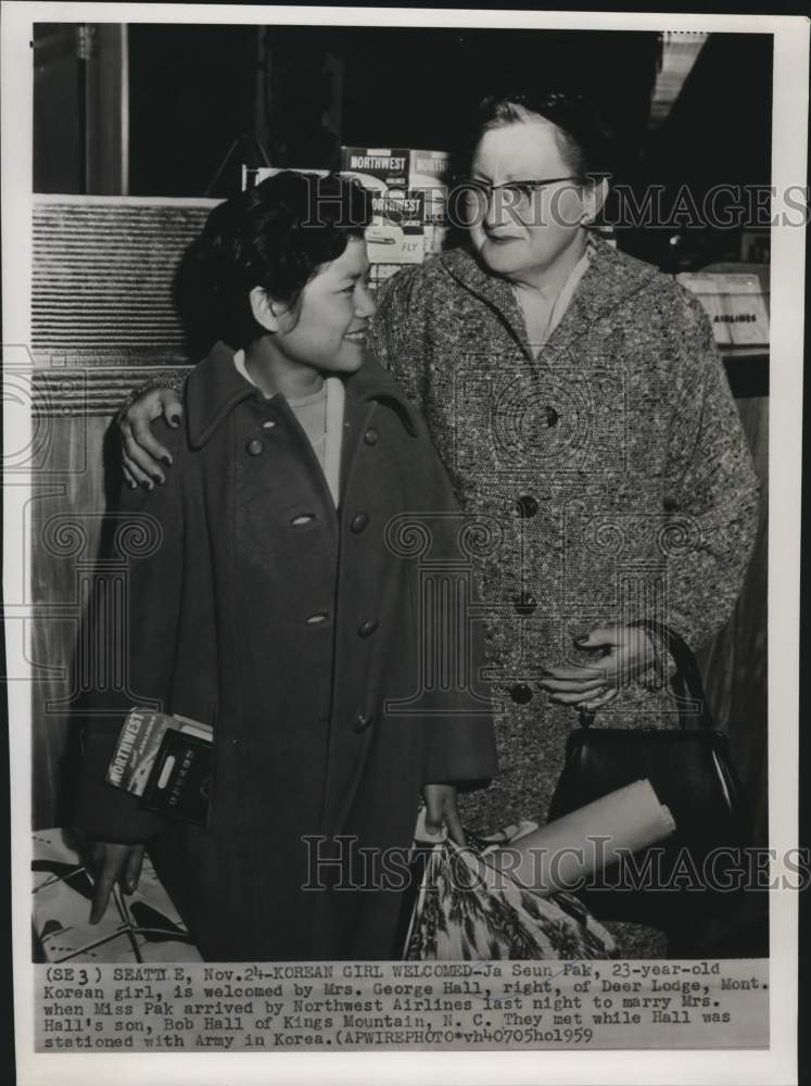 Load image into Gallery viewer, 1959 Press Photo Mrs. George Hall welcomes Ja Seun Pak to Kings Mountain.
