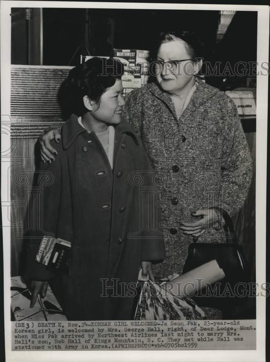 1959 Press Photo Mrs. George Hall welcomes Ja Seun Pak to Kings Mountain.
