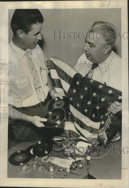 1957 Press Photo New Orleans-Det. Edward O'Donnell & John Meredith & stolen loot- Historic Images